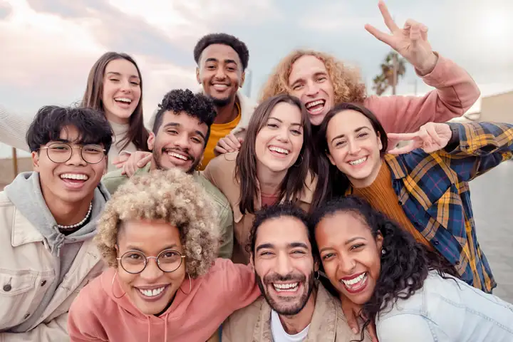 Gruppo di ragazzi che sorridono insieme