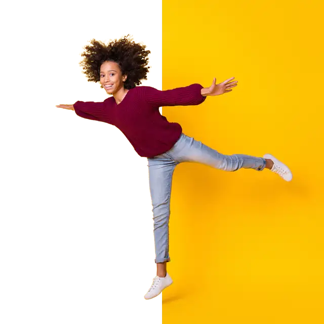 ragazza con maglia rossa su sfondo arancio